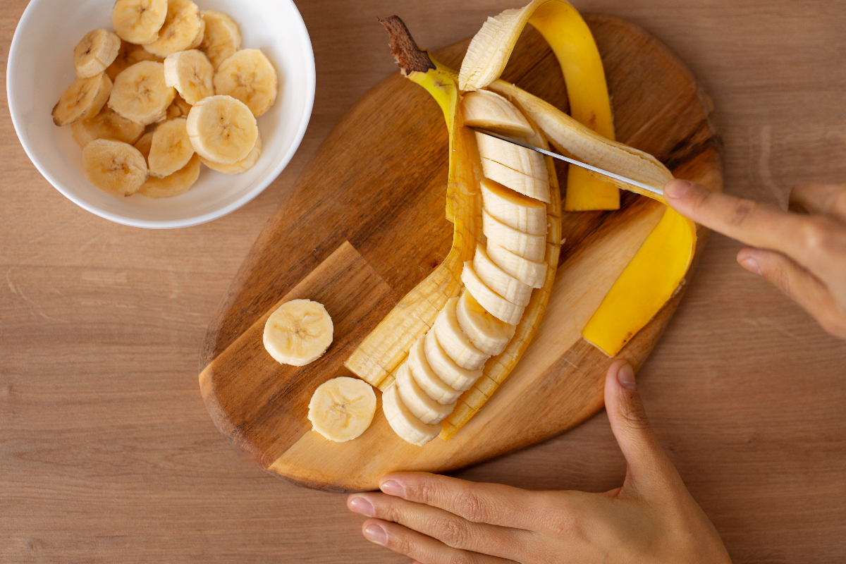Mencuci kulit pisang