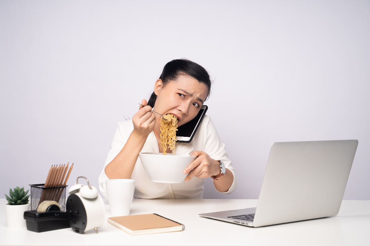 bahaya makan siang di meja kerja