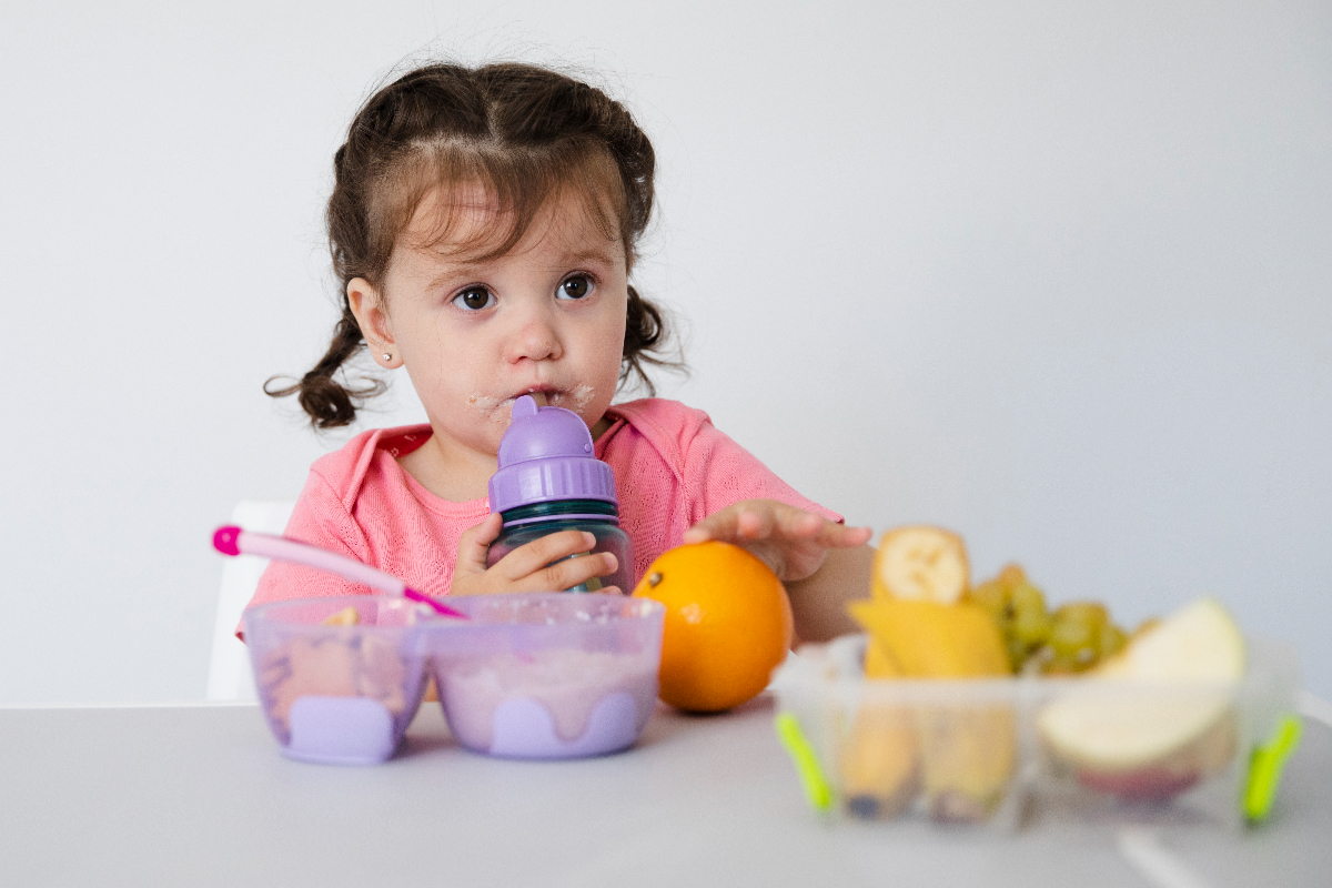 cara mengajarkan anak makan sendiri