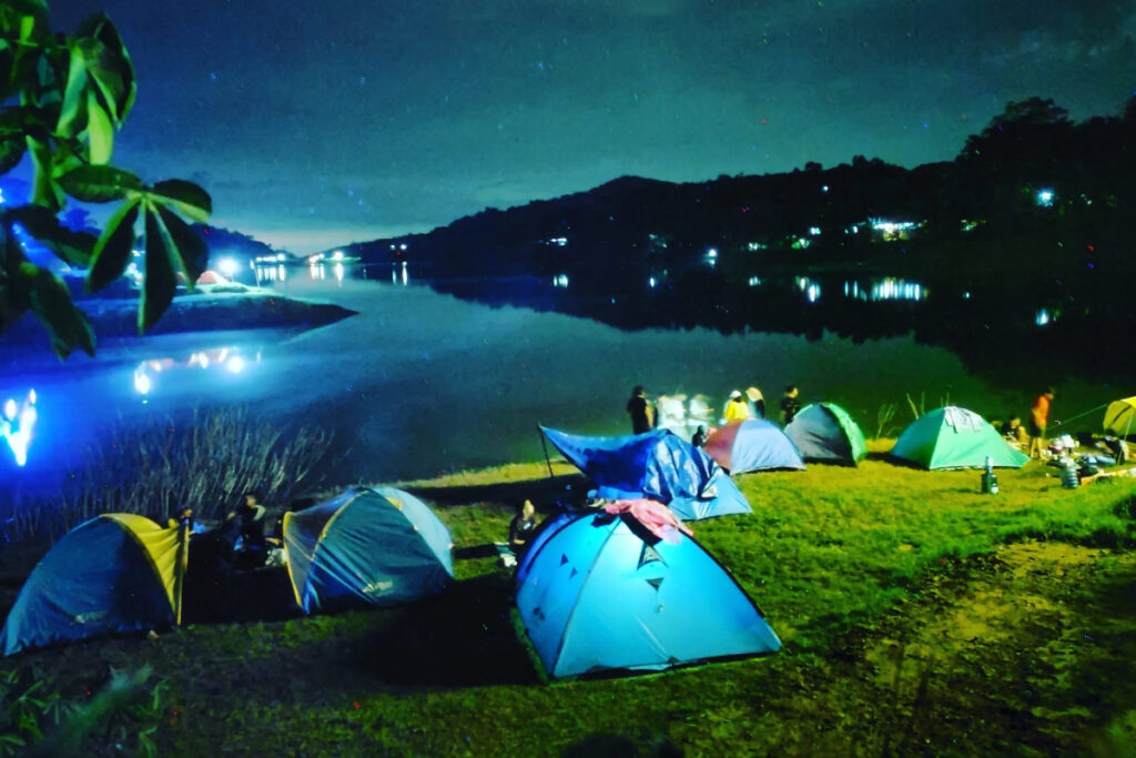 camping di pinggir danau