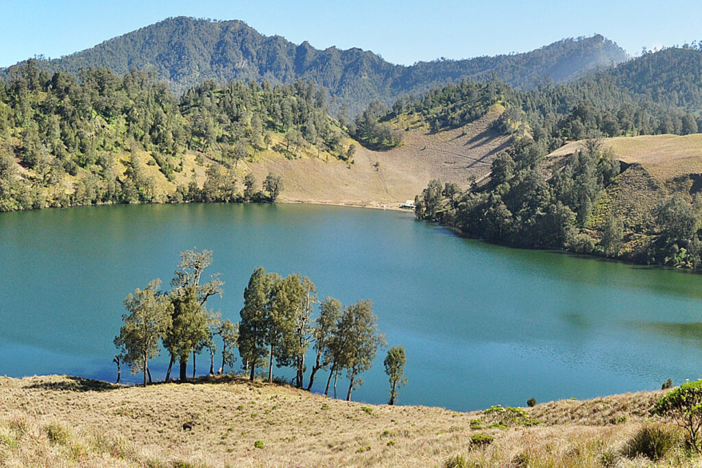 hindari gunung pulau jawa